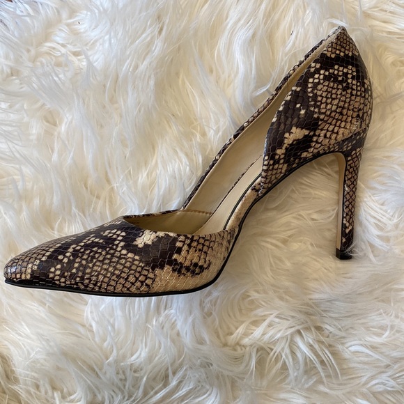 Gianni Bini snake print high heal pumps, size 8. Heal is 3,5 inch high. - Picture 8 of 8